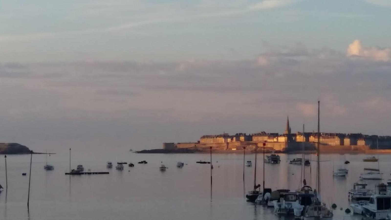 Loft Atypique Hyper Centre A 5Mn A Pied De La Plage De L'Ecluse 2 A 8 Personnes Dinard Exteriör bild